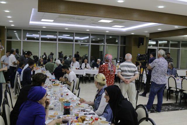 Rektör Savaşan Sakarya basını ile iftarda bir araya geldi