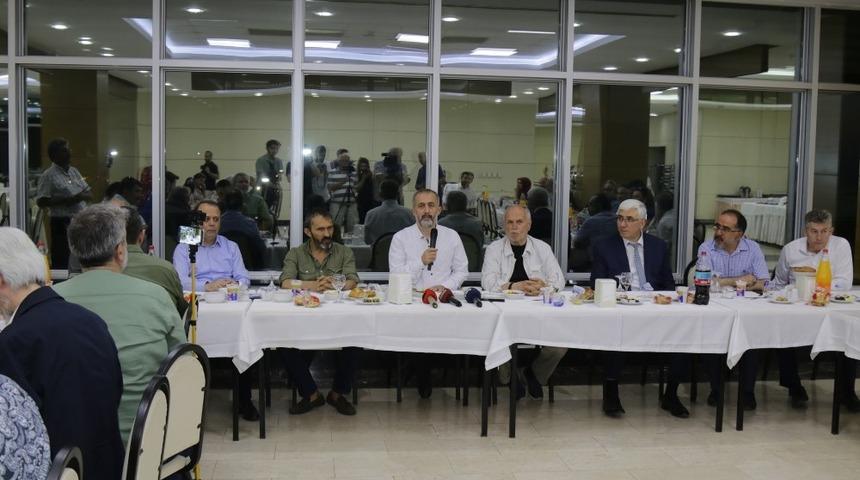 Rekt&ouml;r Savaşan Sakarya basını ile iftarda bir araya geldi