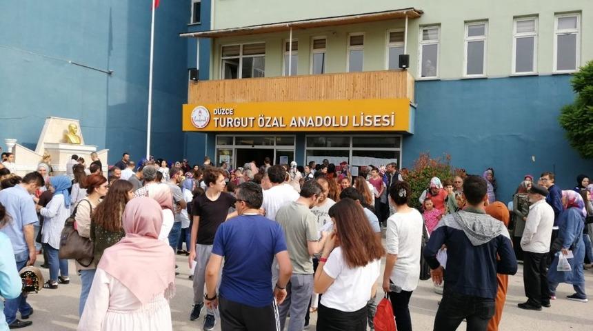 D&uuml;zce&rsquo;de 4 bin 624 &ouml;ğrenci sınavda ter d&ouml;kt&uuml;