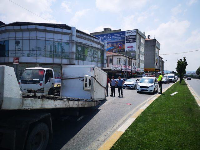 Sancaktepe'de kaza yapan kamyonet metrelerce sürüklendi