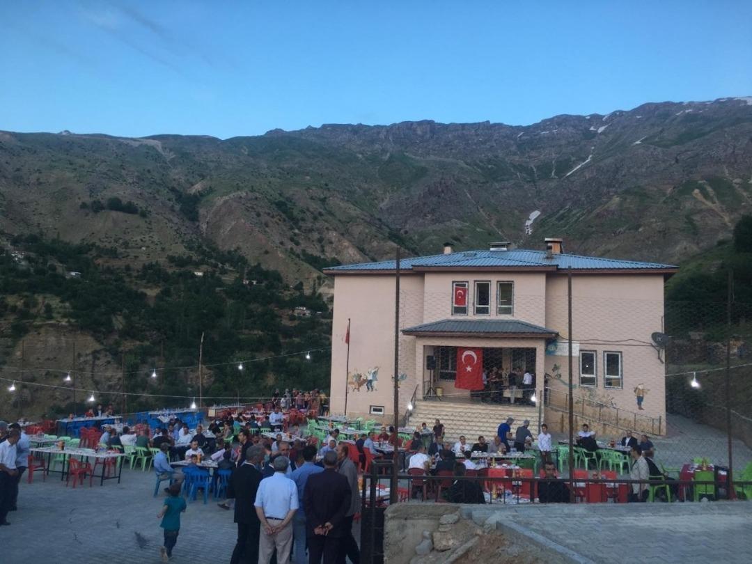 Vali Şahin, Mereto eteklerinde kurulan iftar sofrasına konuk oldu