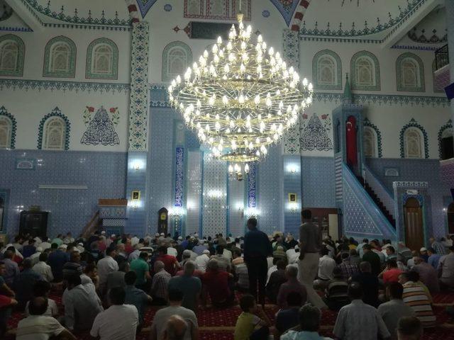 Aydın’da Kadir Gecesi cami cemaati sokaklara taştı