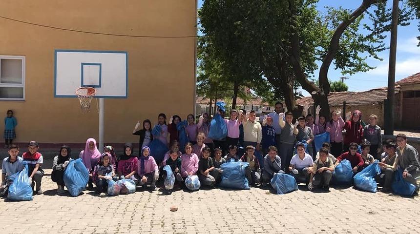 Aslanapa’da severek çöp toplayan çocuklar