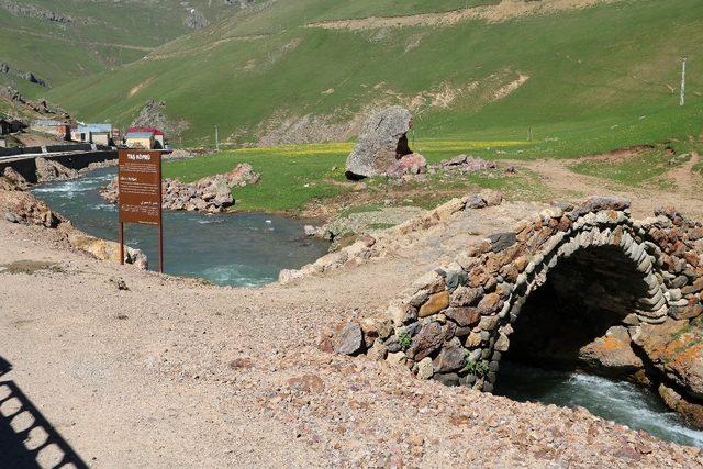 Gümüşhane’de tarihi ve turistik mekanların tabelaları yenileniyor