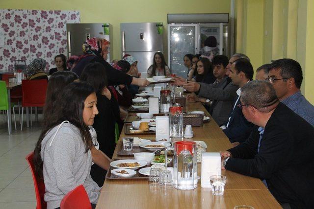 Lise öğrencilerinin iftar yemeğine protokol üyeleri eksiksiz katıldı