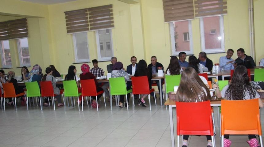 Lise öğrencilerinin iftar yemeğine protokol üyeleri eksiksiz katıldı