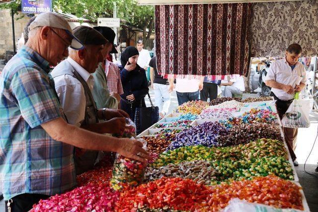 Bayram şekerleri tezgahlardaki yerini aldı