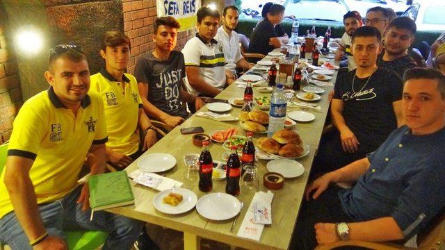 Genç Fenerbahçeliler iftarda buluştu