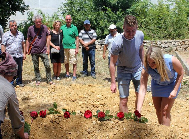 Evde ölü bulunan Hollandalı, Gazipaşa'da toprağa verildi