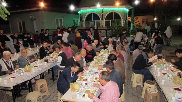 Köy gençleri köylüye sahur yemeği verdi