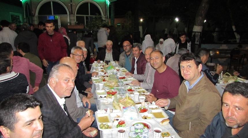 Köy gençleri köylüye sahur yemeği verdi