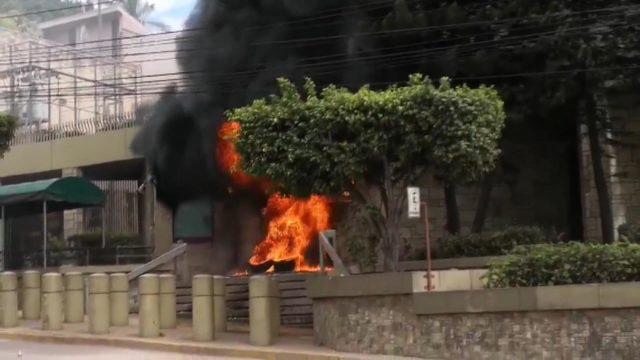 Honduras’ta protestocular ABD elçilik binası girişinde lastik yaktı