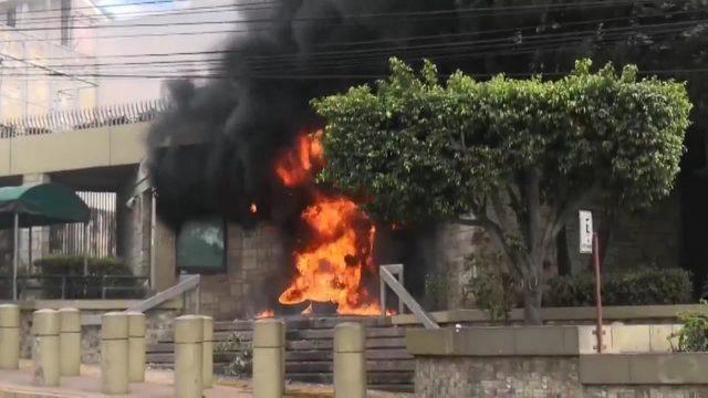Honduras’ta protestocular ABD elçilik binası girişinde lastik yaktı