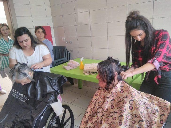 Öğrencilerden yaşlılara bayram tıraşı G1