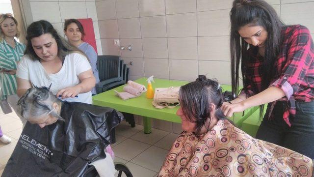 Öğrencilerden yaşlılara bayram tıraşı