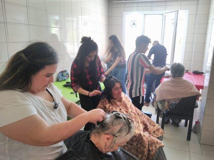 Öğrencilerden yaşlılara bayram tıraşı G2