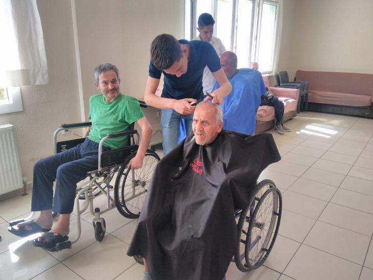 Öğrencilerden yaşlılara bayram tıraşı G3