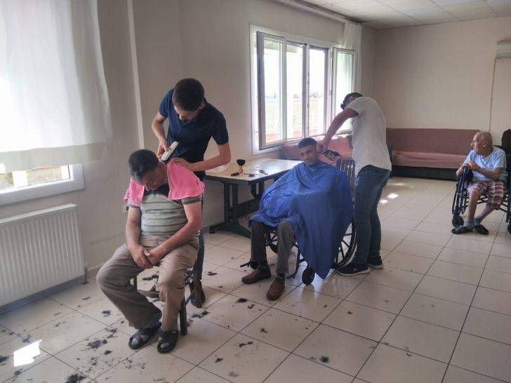 Öğrencilerden yaşlılara bayram tıraşı G4