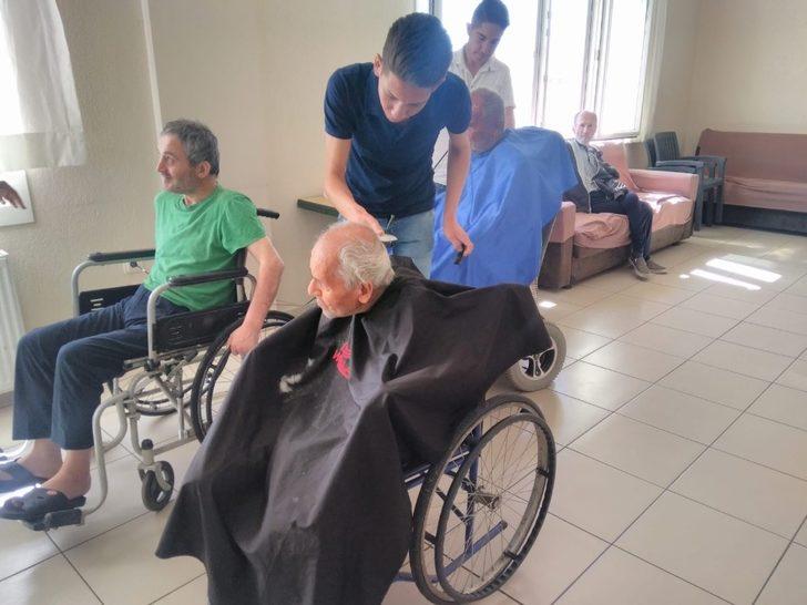 Öğrencilerden yaşlılara bayram tıraşı G5