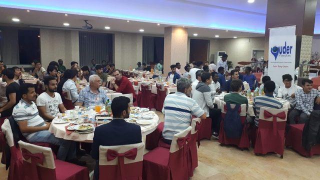 Uluslararası öğrenciler Kadir Gecesinde YUDER’in iftar sofrasında buluştu