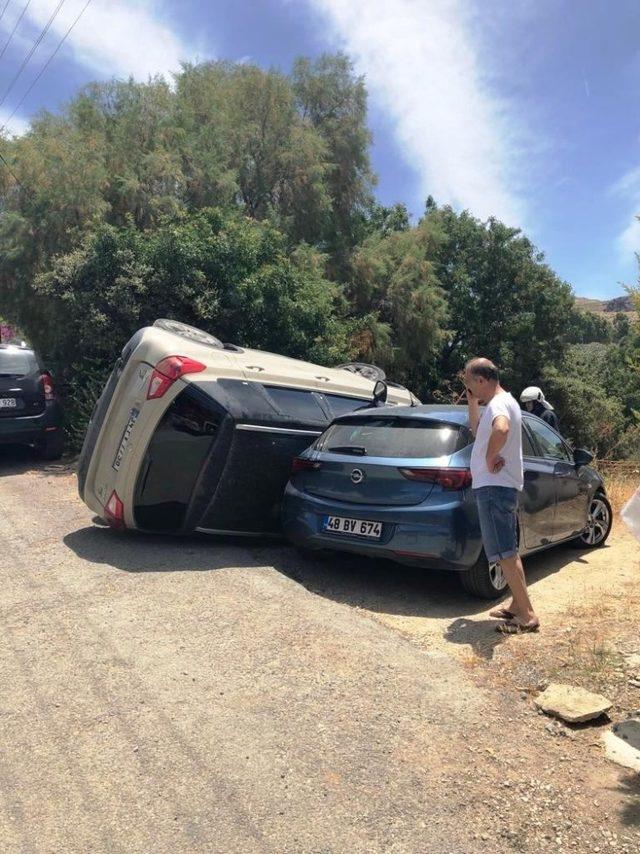 Aracını park etmek isterken başka aracın üstüne düştü