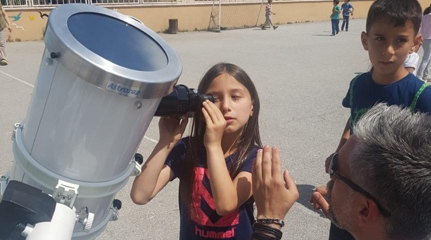 &Ouml;ğrenciler teleskopla &rsquo;G&uuml;neş&rsquo;i g&ouml;zlemledi