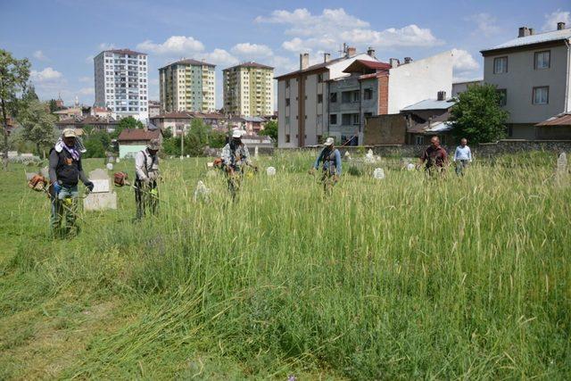 Sivas’ta mezarlar bayrama hazırlanıyor