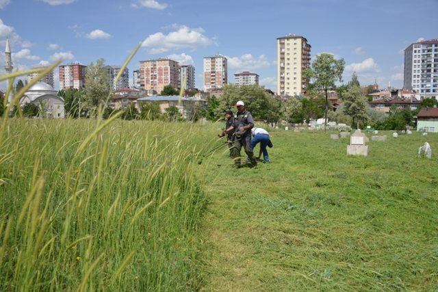 Sivas’ta mezarlar bayrama hazırlanıyor