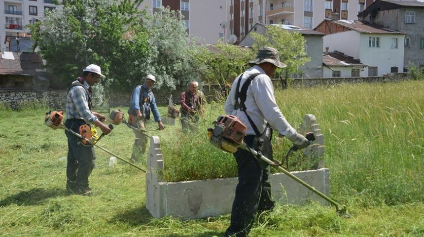 Sivas&rsquo;ta mezarlar bayrama hazırlanıyor