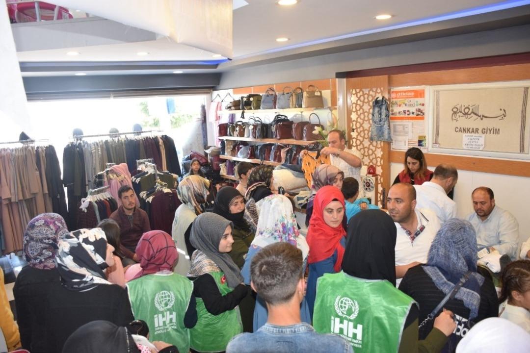 İHH, Ahlat&rsquo;ta 150 &ccedil;ocuğu sevindirdi