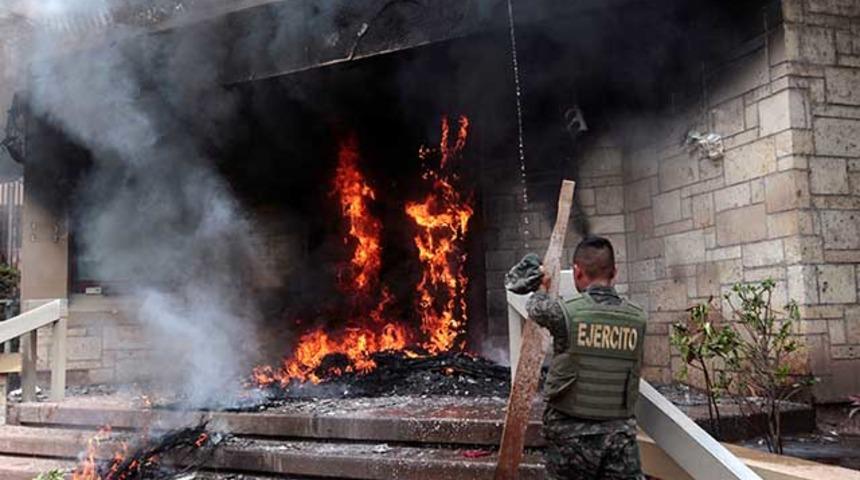 Honduras’ta protestocular ABD Büyükelçiliği'nin binası girişinde lastik yaktı