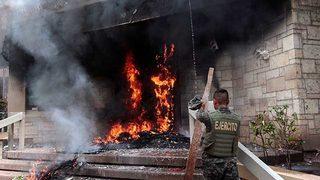 Honduras’ta protestocular ABD Büyükelçiliği'nin binası girişinde lastik yaktı