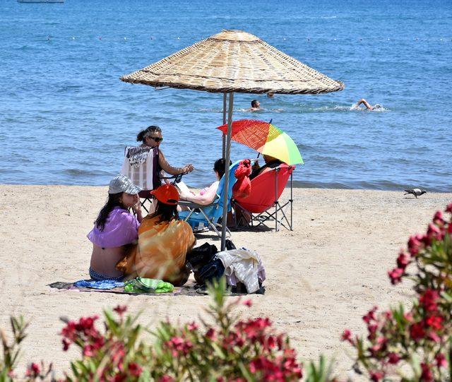 Marmaris'te tatilciler plajları doldurdu