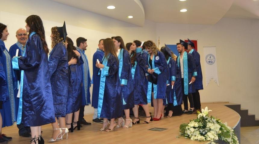 Bekilli Meslek Y&uuml;ksekokulu mezuniyetini coşkuyla kutladı