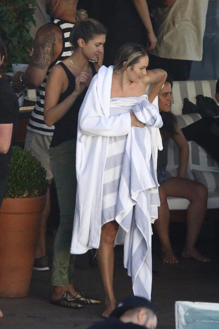 Çekim arasında bebeğini emzirdi G2