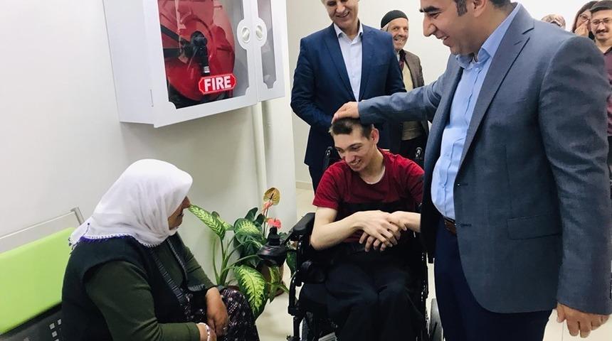 Bayram &ouml;ncesi engellilerin tekerlekli sandalye sevinci