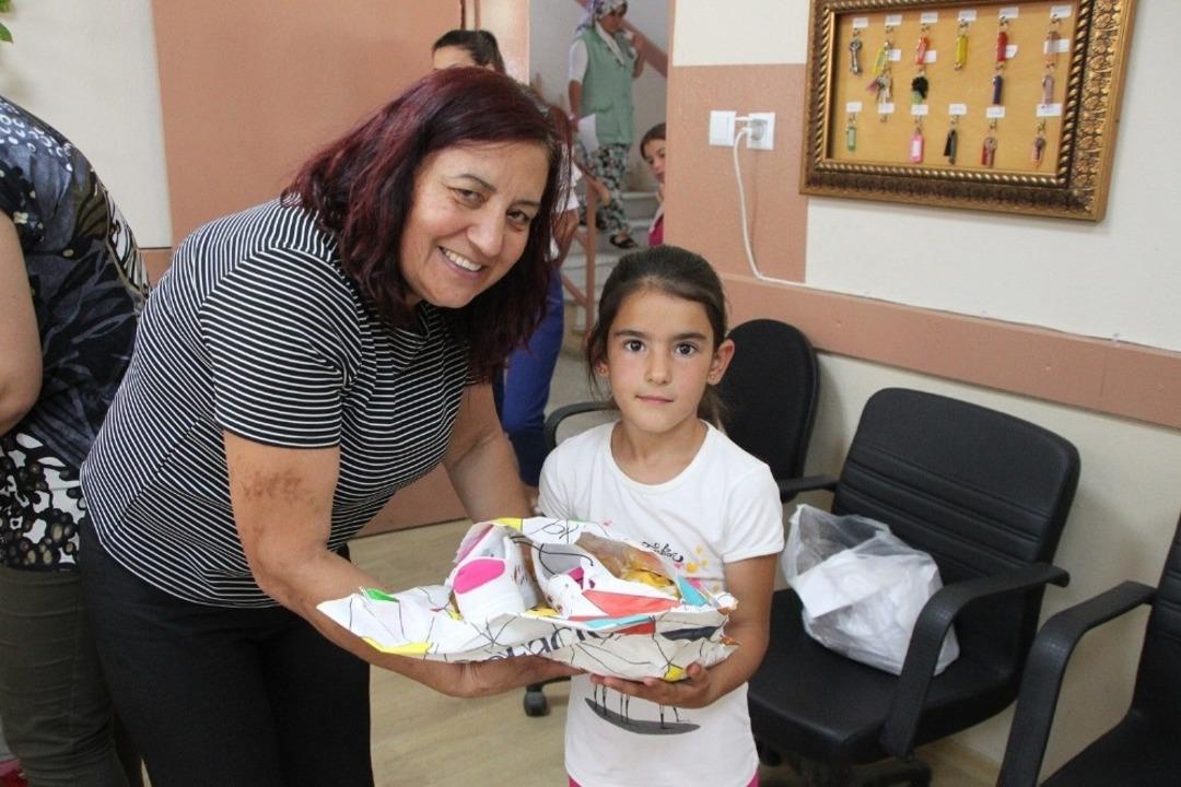 G&ouml;n&uuml;l El&ccedil;ilerinden &ouml;ğrencilere bayram hediyesi