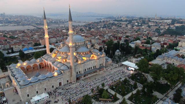 (Havadan fotoğraflarla) Fatih Camii avlusunda binlerce kişi oruç açtı