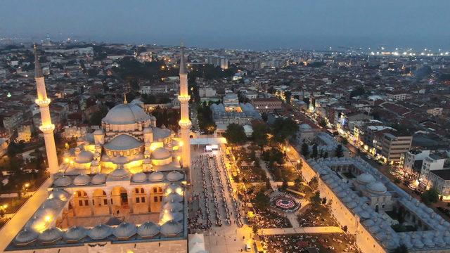 (Havadan fotoğraflarla) Fatih Camii avlusunda binlerce kişi oruç açtı