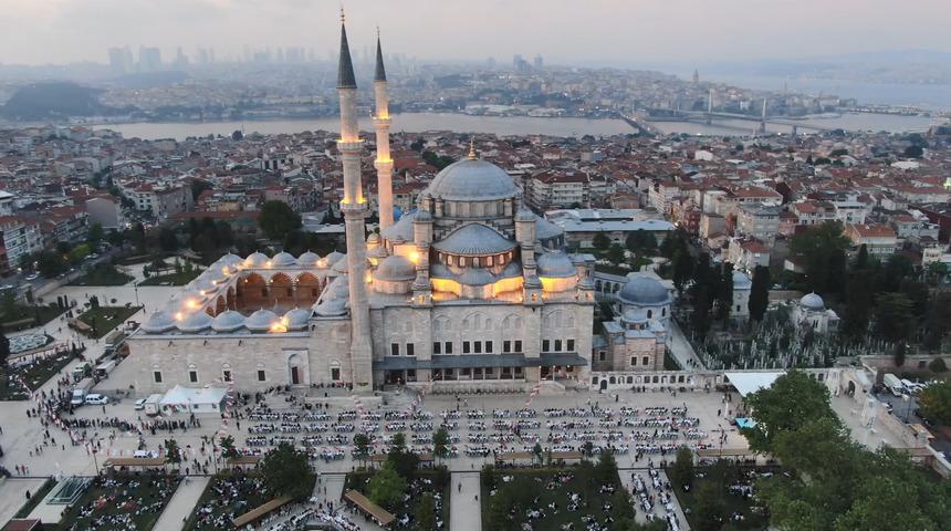 Fatih Camii avlusunda binlerce kişi oru&ccedil; a&ccedil;tı