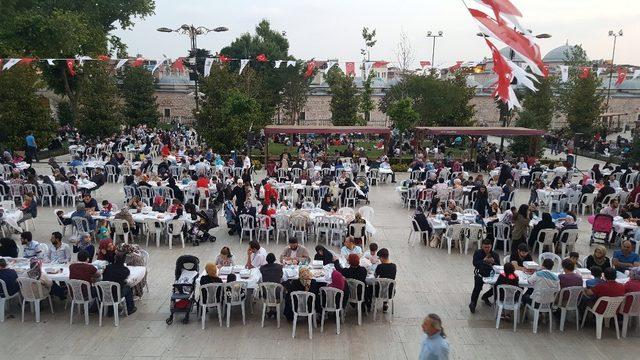 Fatih Belediyesi ve Kızılay binlerce kişiyi aynı sofrada buluşturdu