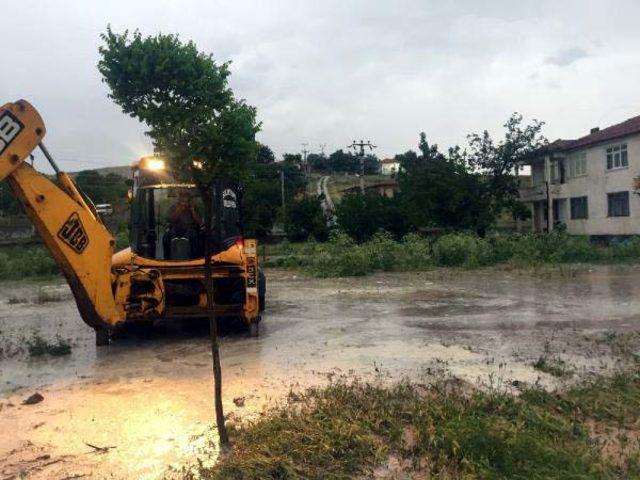 Kırıkkale’de yağmur caddeleri suyla doldurdu (2)