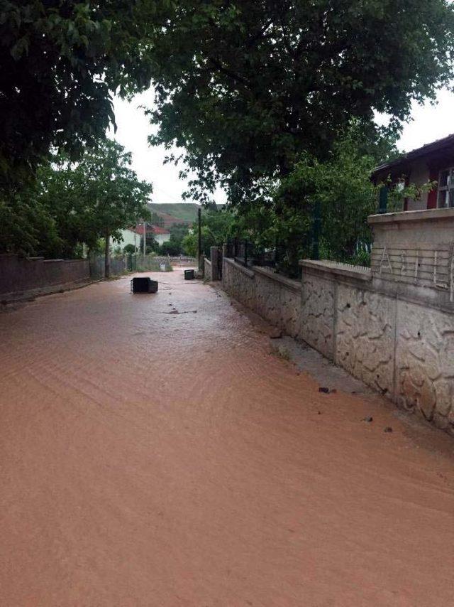 Kırıkkale’de yağmur caddeleri suyla doldurdu (2)