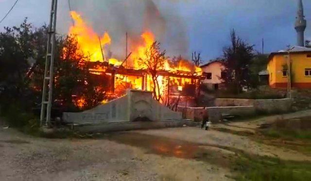 Çorum'da, 2 ev yandı, alevler camiye sıçramadan söndürüldü