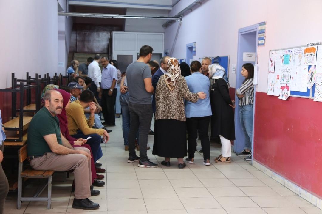 Yusufeli&rsquo;nde oy kullanma işlemi başladı