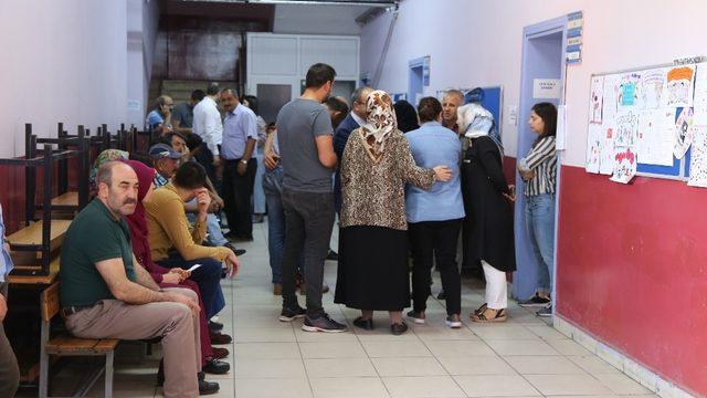 Yusufeli’nde oy kullanma işlemi başladı