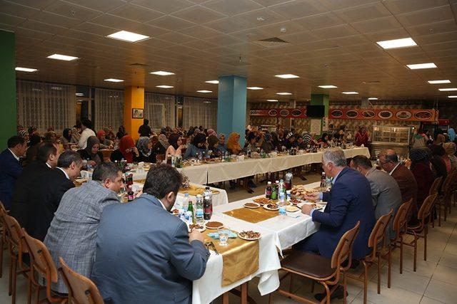 Vali Ali Hamza Pehlivan iftarını öğrencilerle birlikte yaptı