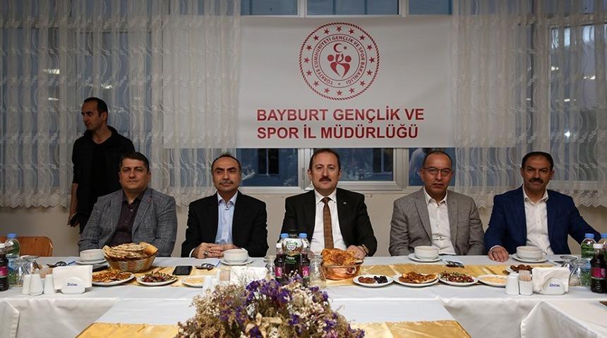 Vali Ali Hamza Pehlivan iftarını &ouml;ğrencilerle birlikte yaptı