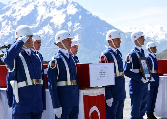 Çukurca'daki çatışmada şehit olan 2 asker, memleketlerine uğurlandı