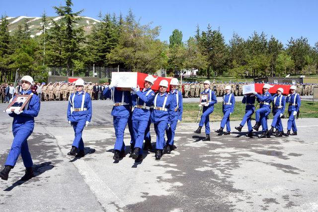 Çukurca'daki çatışmada şehit olan 2 asker, memleketlerine uğurlandı